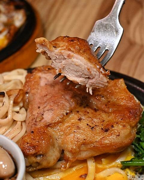 大港參貳牛排館∥鹽埕區美食∥超夯復古平價牛排館∥肉食族雙拼好超值∥玉米濃湯必喝∥一到用餐時段滿滿人潮