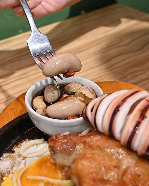 大港參貳牛排館∥鹽埕區美食∥超夯復古平價牛排館∥肉食族雙拼好超值∥玉米濃湯必喝∥一到用餐時段滿滿人潮