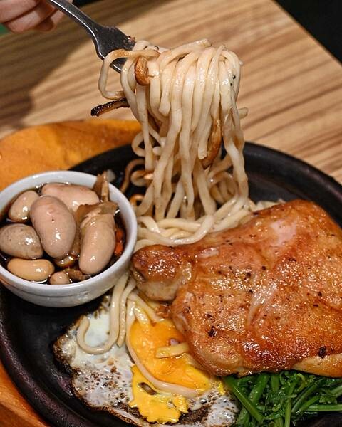 大港參貳牛排館∥鹽埕區美食∥超夯復古平價牛排館∥肉食族雙拼好超值∥玉米濃湯必喝∥一到用餐時段滿滿人潮