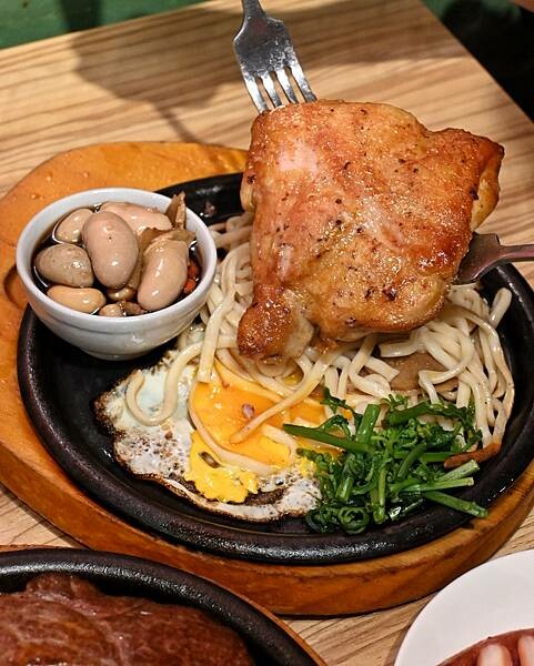 大港參貳牛排館∥鹽埕區美食∥超夯復古平價牛排館∥肉食族雙拼好超值∥玉米濃湯必喝∥一到用餐時段滿滿人潮