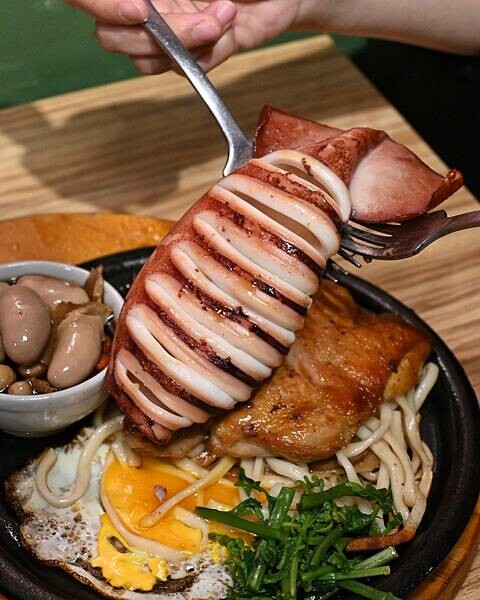 大港參貳牛排館∥鹽埕區美食∥超夯復古平價牛排館∥肉食族雙拼好超值∥玉米濃湯必喝∥一到用餐時段滿滿人潮