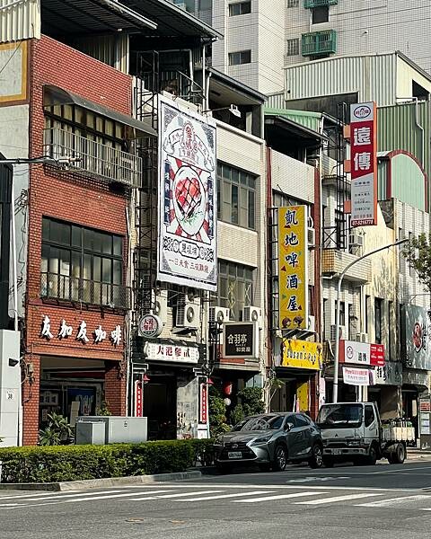 大港參貳牛排館∥鹽埕區美食∥超夯復古平價牛排館∥肉食族雙拼好超值∥玉米濃湯必喝∥一到用餐時段滿滿人潮