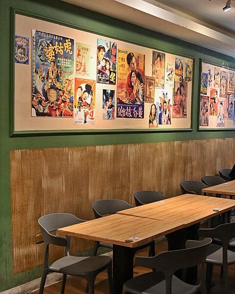 大港參貳牛排館∥鹽埕區美食∥超夯復古平價牛排館∥肉食族雙拼好超值∥玉米濃湯必喝∥一到用餐時段滿滿人潮