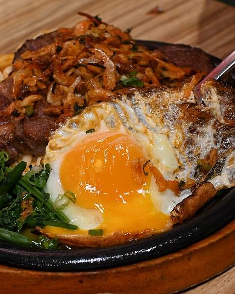 大港參貳牛排館∥鹽埕區美食∥超夯復古平價牛排館∥肉食族雙拼好超值∥玉米濃湯必喝∥一到用餐時段滿滿人潮