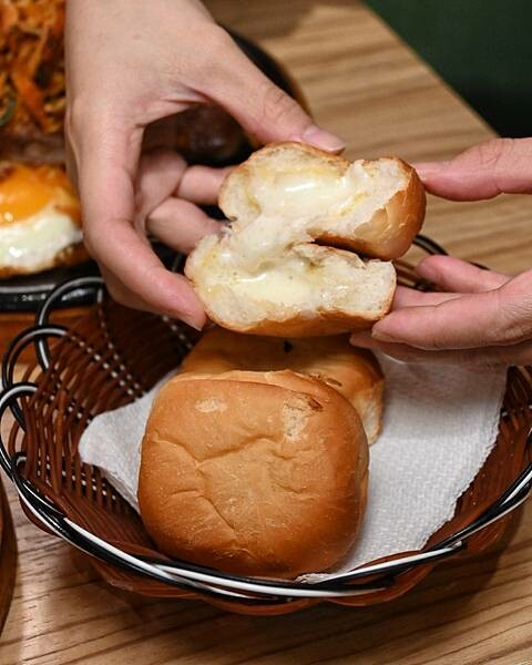 大港參貳牛排館∥鹽埕區美食∥超夯復古平價牛排館∥肉食族雙拼好超值∥玉米濃湯必喝∥一到用餐時段滿滿人潮