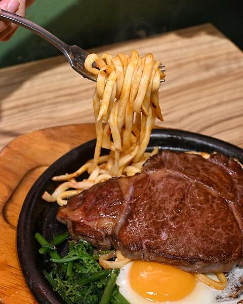 大港參貳牛排館∥鹽埕區美食∥超夯復古平價牛排館∥肉食族雙拼好超值∥玉米濃湯必喝∥一到用餐時段滿滿人潮