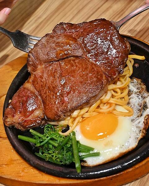 大港參貳牛排館∥鹽埕區美食∥超夯復古平價牛排館∥肉食族雙拼好超值∥玉米濃湯必喝∥一到用餐時段滿滿人潮