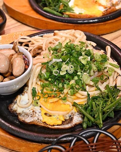 大港參貳牛排館∥鹽埕區美食∥超夯復古平價牛排館∥肉食族雙拼好超值∥玉米濃湯必喝∥一到用餐時段滿滿人潮