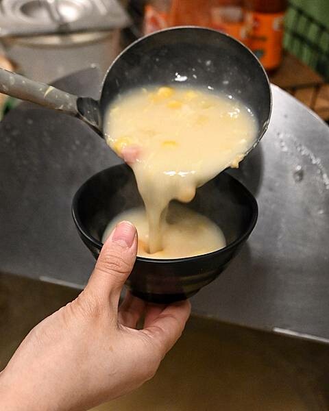 大港參貳牛排館∥鹽埕區美食∥超夯復古平價牛排館∥肉食族雙拼好超值∥玉米濃湯必喝∥一到用餐時段滿滿人潮