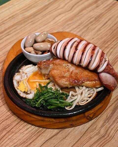 大港參貳牛排館∥鹽埕區美食∥超夯復古平價牛排館∥肉食族雙拼好超值∥玉米濃湯必喝∥一到用餐時段滿滿人潮