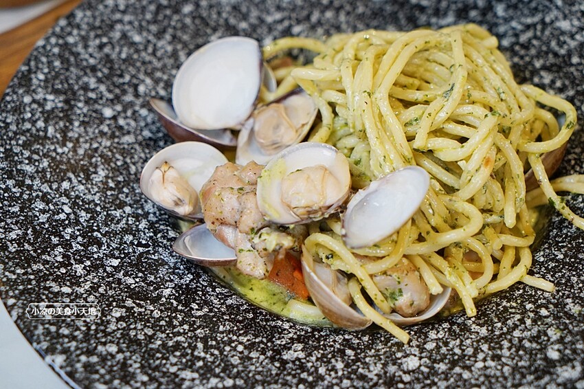 台中超夢幻浮誇森林系義式餐廳，全天候供餐、亦有多人分享餐，再被超萌布丁熊包圍，走一趟尖叫吃好吃滿~（