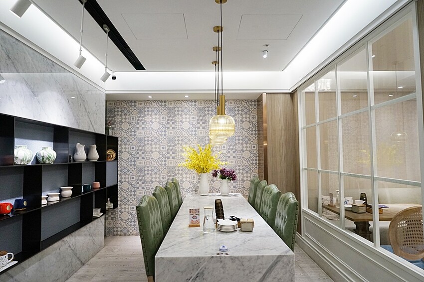 台中超夢幻浮誇森林系義式餐廳，全天候供餐、亦有多人分享餐，再被超萌布丁熊包圍，走一趟尖叫吃好吃滿~（