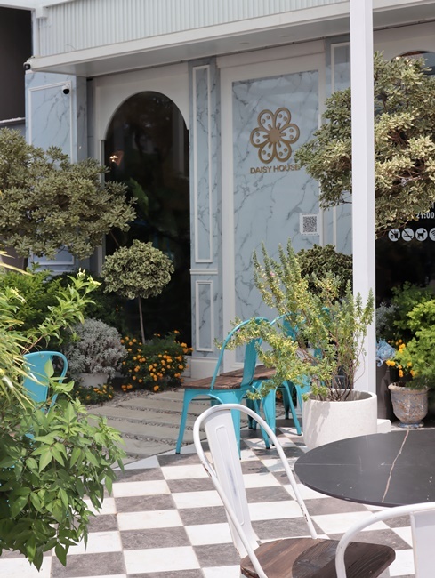 【台中食記】南屯最新熱門餐廳『雛菊見DAISY HOUSE』新開幕!森林系歐風超美裝潢好拍度爆表,棉花糖鬆餅超浮誇,當月壽星點分享餐送慕斯蛋糕!