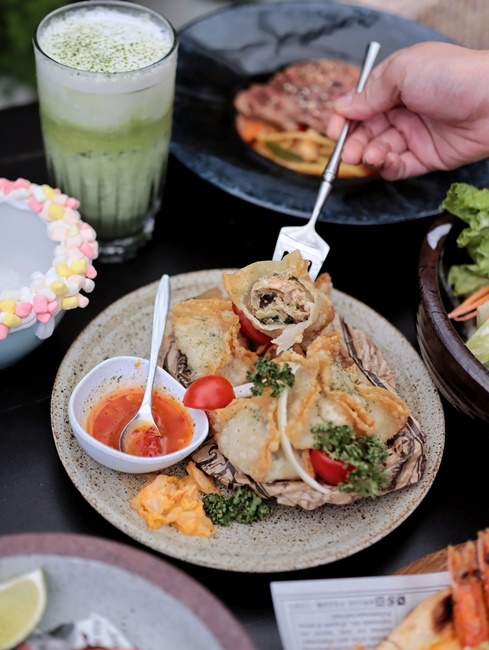 【台中食記】南屯最新熱門餐廳『雛菊見DAISY HOUSE』新開幕!森林系歐風超美裝潢好拍度爆表,棉花糖鬆餅超浮誇,當月壽星點分享餐送慕斯蛋糕!