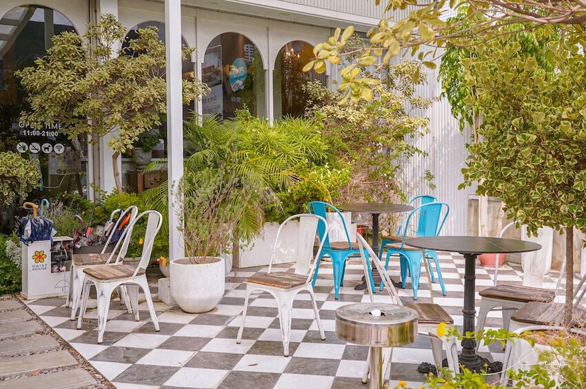 雛菊見 |台中萌到尖叫的森林系餐廳，必推4人套餐＋萌系布丁熊甜點套餐，讓人捨不得吃！當月壽星提前預訂還能客製化畫盤～ - 艾薇覓食趣