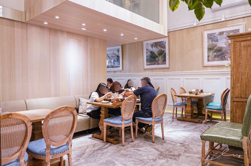 雛菊見 |台中萌到尖叫的森林系餐廳，必推4人套餐＋萌系布丁熊甜點套餐，讓人捨不得吃！當月壽星提前預訂還能客製化畫盤～ - 艾薇覓食趣