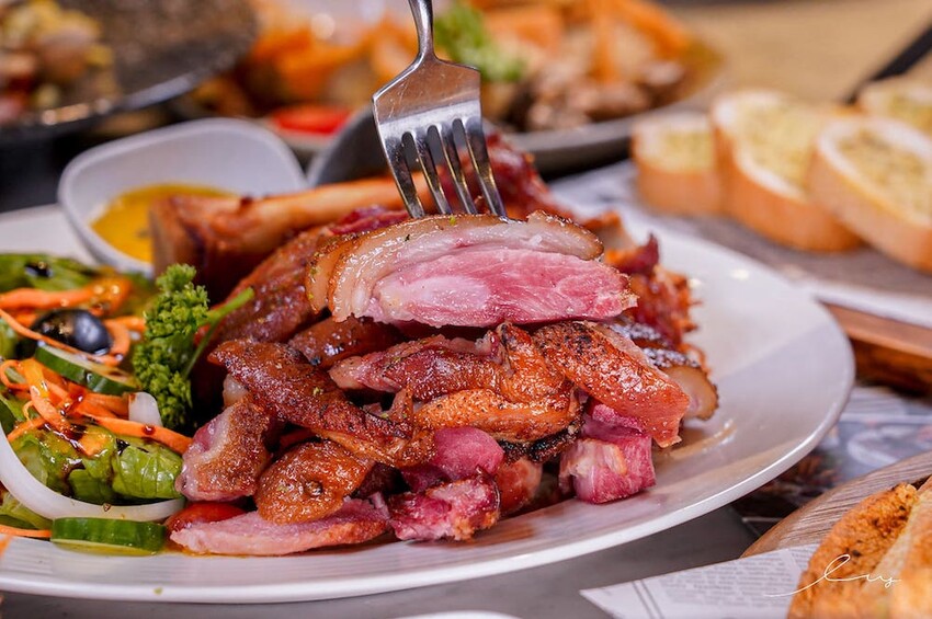 雛菊見 |台中萌到尖叫的森林系餐廳，必推4人套餐＋萌系布丁熊甜點套餐，讓人捨不得吃！當月壽星提前預訂還能客製化畫盤～ - 艾薇覓食趣