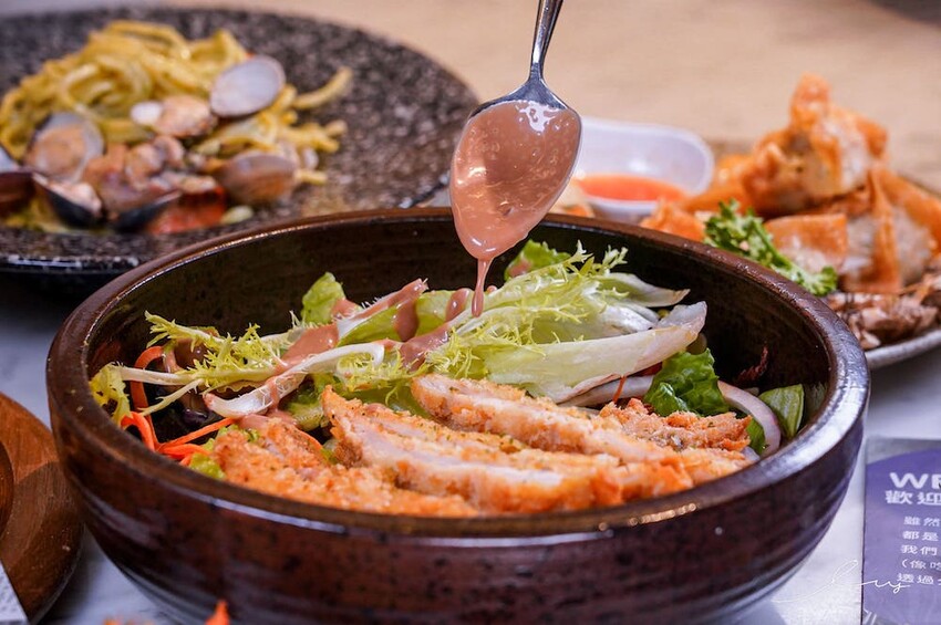 雛菊見 |台中萌到尖叫的森林系餐廳，必推4人套餐＋萌系布丁熊甜點套餐，讓人捨不得吃！當月壽星提前預訂還能客製化畫盤～ - 艾薇覓食趣