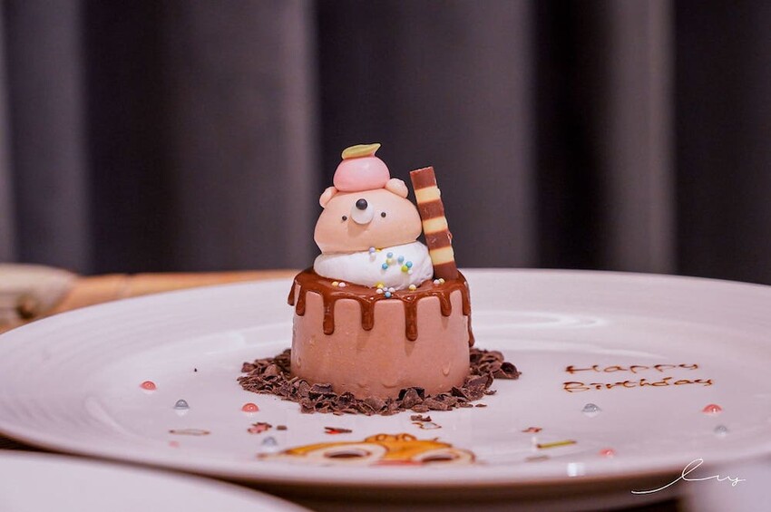 雛菊見 |台中萌到尖叫的森林系餐廳，必推4人套餐＋萌系布丁熊甜點套餐，讓人捨不得吃！當月壽星提前預訂還能客製化畫盤～ - 艾薇覓食趣