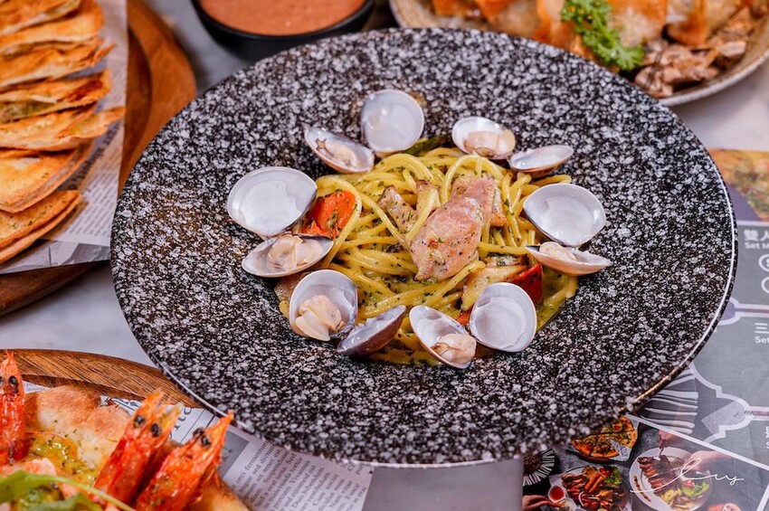 雛菊見 |台中萌到尖叫的森林系餐廳，必推4人套餐＋萌系布丁熊甜點套餐，讓人捨不得吃！當月壽星提前預訂還能客製化畫盤～ - 艾薇覓食趣