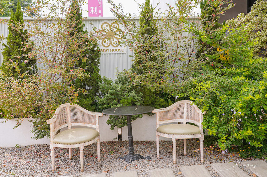 雛菊見 |台中萌到尖叫的森林系餐廳，必推4人套餐＋萌系布丁熊甜點套餐，讓人捨不得吃！當月壽星提前預訂還能客製化畫盤～ - 艾薇覓食趣