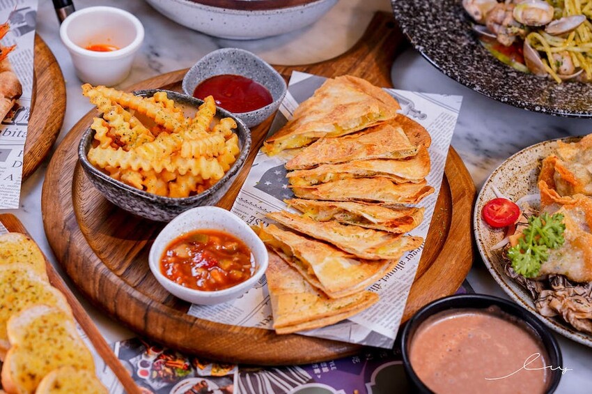 雛菊見 |台中萌到尖叫的森林系餐廳，必推4人套餐＋萌系布丁熊甜點套餐，讓人捨不得吃！當月壽星提前預訂還能客製化畫盤～ - 艾薇覓食趣