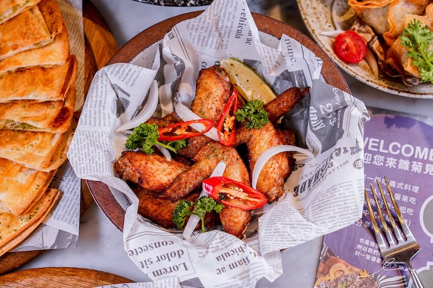 雛菊見 |台中萌到尖叫的森林系餐廳，必推4人套餐＋萌系布丁熊甜點套餐，讓人捨不得吃！當月壽星提前預訂還能客製化畫盤～ - 艾薇覓食趣