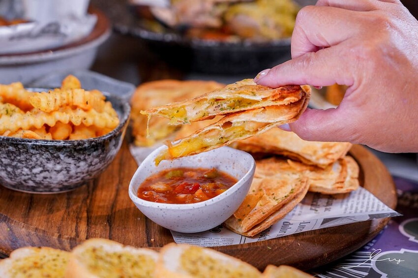 雛菊見 |台中萌到尖叫的森林系餐廳，必推4人套餐＋萌系布丁熊甜點套餐，讓人捨不得吃！當月壽星提前預訂還能客製化畫盤～ - 艾薇覓食趣