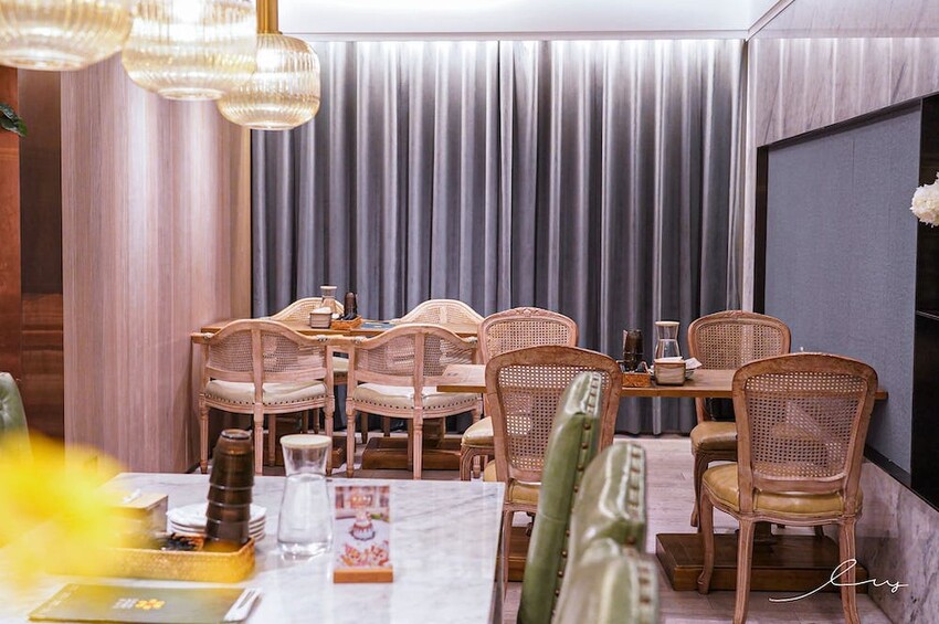 雛菊見 |台中萌到尖叫的森林系餐廳，必推4人套餐＋萌系布丁熊甜點套餐，讓人捨不得吃！當月壽星提前預訂還能客製化畫盤～ - 艾薇覓食趣