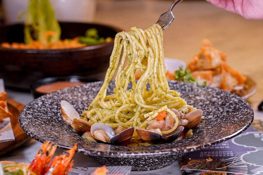 雛菊見 |台中萌到尖叫的森林系餐廳，必推4人套餐＋萌系布丁熊甜點套餐，讓人捨不得吃！當月壽星提前預訂還能客製化畫盤～ - 艾薇覓食趣