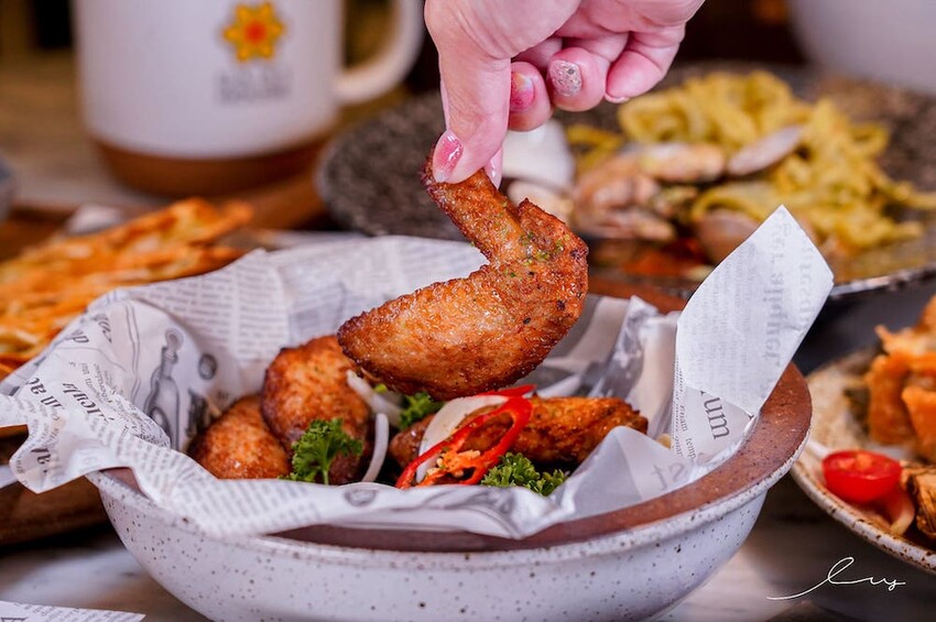 雛菊見 |台中萌到尖叫的森林系餐廳，必推4人套餐＋萌系布丁熊甜點套餐，讓人捨不得吃！當月壽星提前預訂還能客製化畫盤～ - 艾薇覓食趣