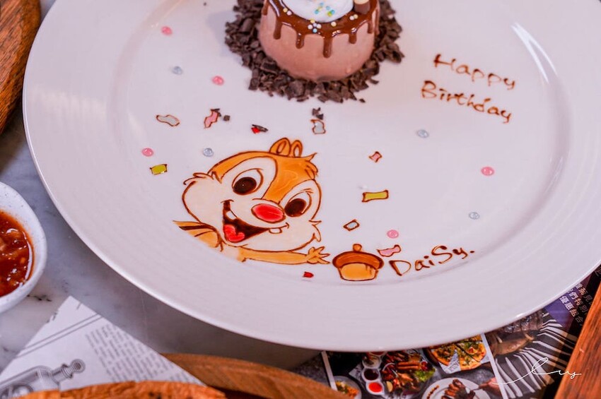 雛菊見 |台中萌到尖叫的森林系餐廳，必推4人套餐＋萌系布丁熊甜點套餐，讓人捨不得吃！當月壽星提前預訂還能客製化畫盤～ - 艾薇覓食趣