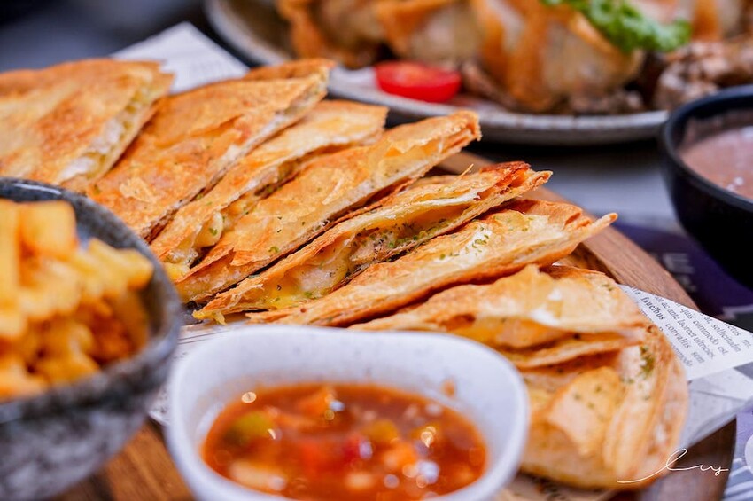 雛菊見 |台中萌到尖叫的森林系餐廳，必推4人套餐＋萌系布丁熊甜點套餐，讓人捨不得吃！當月壽星提前預訂還能客製化畫盤～ - 艾薇覓食趣