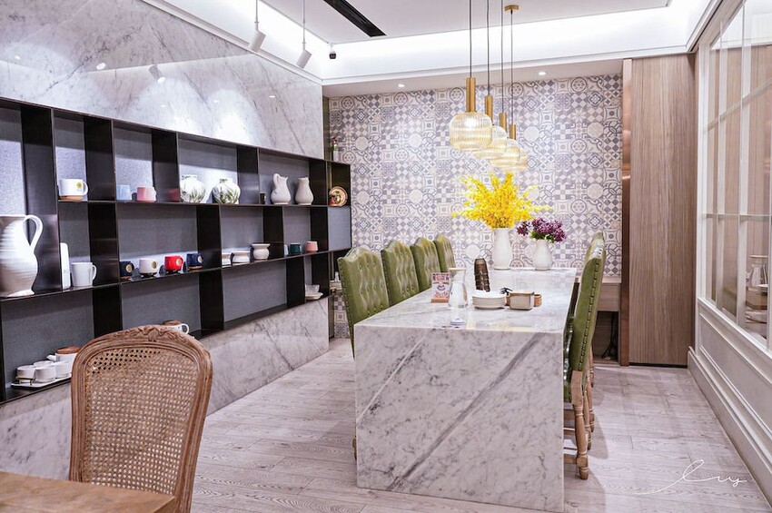 雛菊見 |台中萌到尖叫的森林系餐廳，必推4人套餐＋萌系布丁熊甜點套餐，讓人捨不得吃！當月壽星提前預訂還能客製化畫盤～ - 艾薇覓食趣