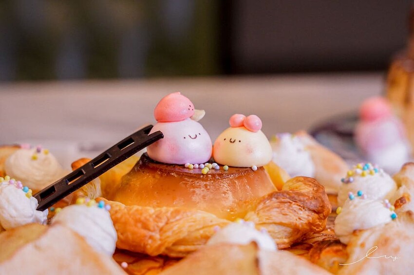 雛菊見 |台中萌到尖叫的森林系餐廳，必推4人套餐＋萌系布丁熊甜點套餐，讓人捨不得吃！當月壽星提前預訂還能客製化畫盤～ - 艾薇覓食趣