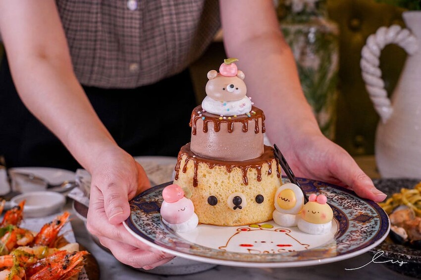 雛菊見 |台中萌到尖叫的森林系餐廳，必推4人套餐＋萌系布丁熊甜點套餐，讓人捨不得吃！當月壽星提前預訂還能客製化畫盤～ - 艾薇覓食趣