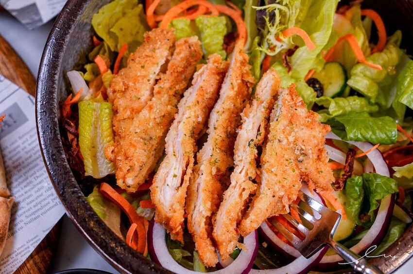 雛菊見 |台中萌到尖叫的森林系餐廳，必推4人套餐＋萌系布丁熊甜點套餐，讓人捨不得吃！當月壽星提前預訂還能客製化畫盤～ - 艾薇覓食趣