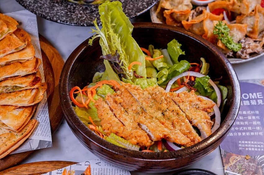 雛菊見 |台中萌到尖叫的森林系餐廳，必推4人套餐＋萌系布丁熊甜點套餐，讓人捨不得吃！當月壽星提前預訂還能客製化畫盤～ - 艾薇覓食趣