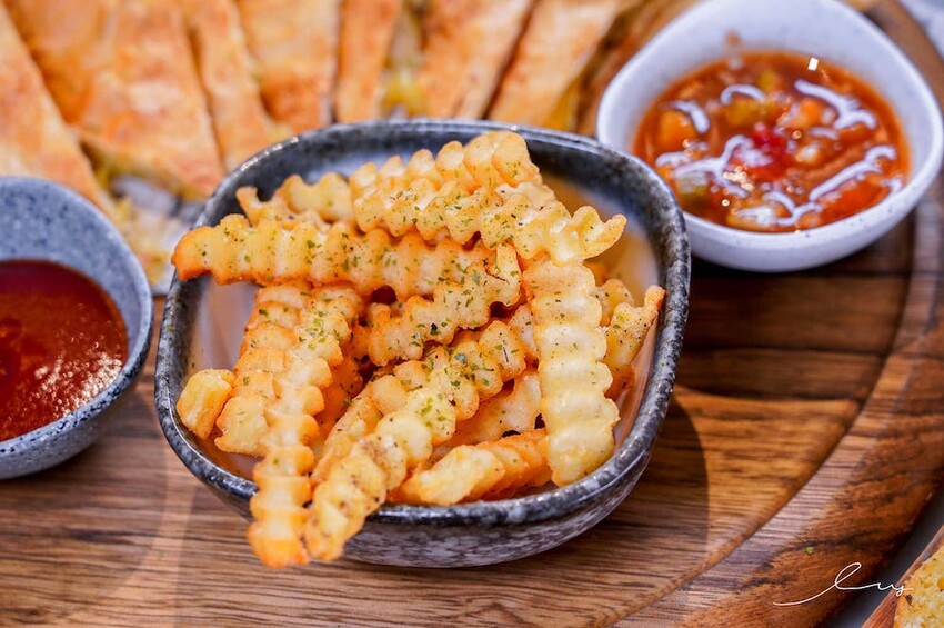 雛菊見 |台中萌到尖叫的森林系餐廳，必推4人套餐＋萌系布丁熊甜點套餐，讓人捨不得吃！當月壽星提前預訂還能客製化畫盤～ - 艾薇覓食趣