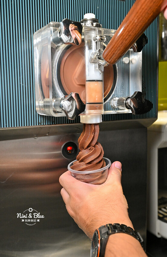 直火炙燒、肉量加倍，還有湯品、霜淇淋吃到飽，丼飯和豬排定食都好吃－妮妮布魯