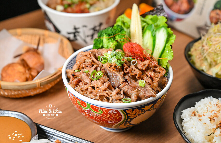 直火炙燒、肉量加倍，還有湯品、霜淇淋吃到飽，丼飯和豬排定食都好吃－妮妮布魯