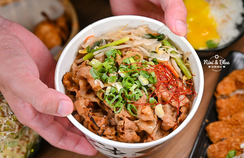 直火炙燒、肉量加倍，還有湯品、霜淇淋吃到飽，丼飯和豬排定食都好吃－妮妮布魯