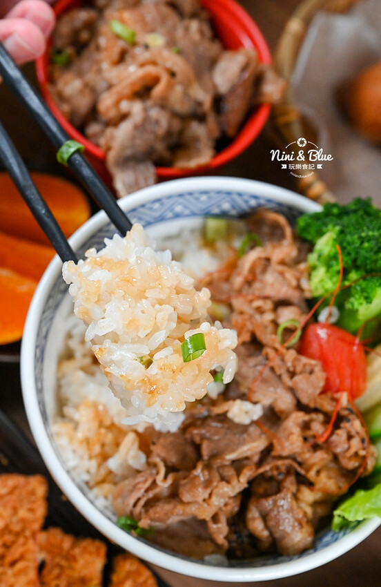 直火炙燒、肉量加倍，還有湯品、霜淇淋吃到飽，丼飯和豬排定食都好吃－妮妮布魯