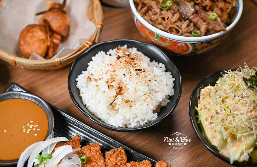 直火炙燒、肉量加倍，還有湯品、霜淇淋吃到飽，丼飯和豬排定食都好吃－妮妮布魯