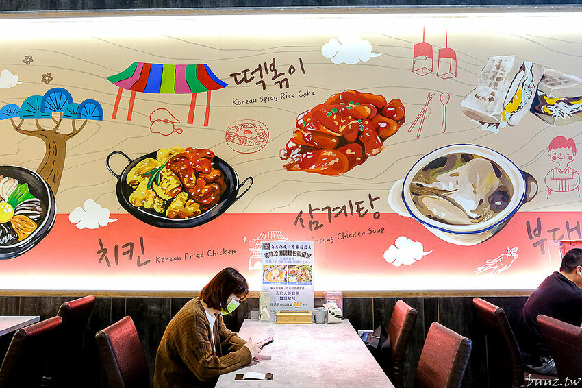 暖心暖胃年糕餃子鍋，親水河畔韓式料理聚餐大口吃豬五花包爽脆生菜，還有滿滿牽絲起司炸雞！