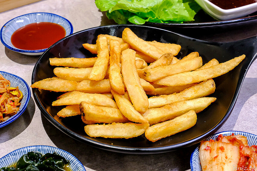 暖心暖胃年糕餃子鍋，親水河畔韓式料理聚餐大口吃豬五花包爽脆生菜，還有滿滿牽絲起司炸雞！