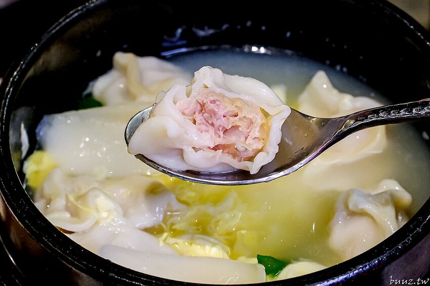 暖心暖胃年糕餃子鍋，親水河畔韓式料理聚餐大口吃豬五花包爽脆生菜，還有滿滿牽絲起司炸雞！