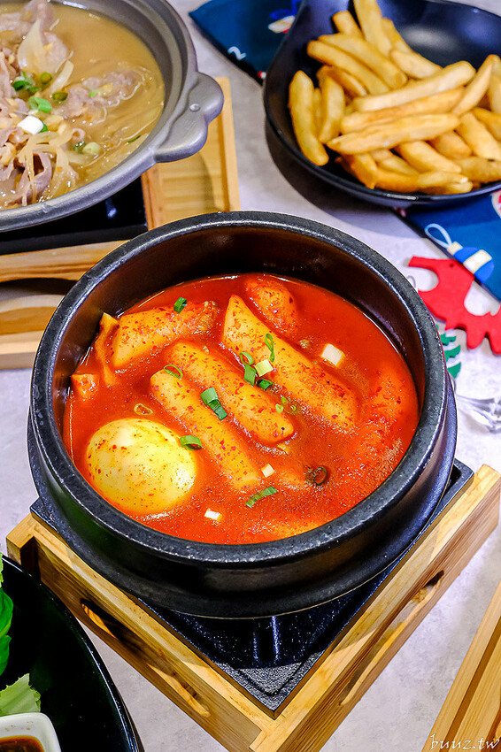 暖心暖胃年糕餃子鍋，親水河畔韓式料理聚餐大口吃豬五花包爽脆生菜，還有滿滿牽絲起司炸雞！