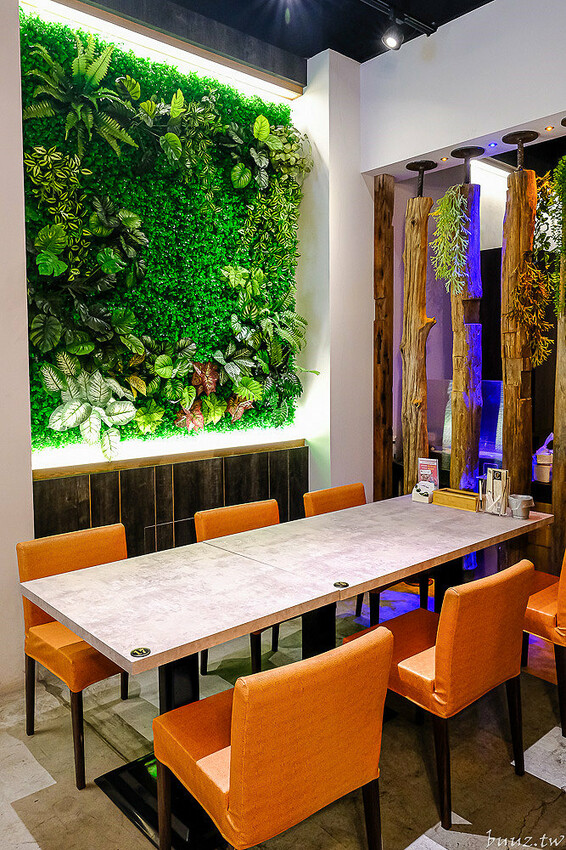 暖心暖胃年糕餃子鍋，親水河畔韓式料理聚餐大口吃豬五花包爽脆生菜，還有滿滿牽絲起司炸雞！