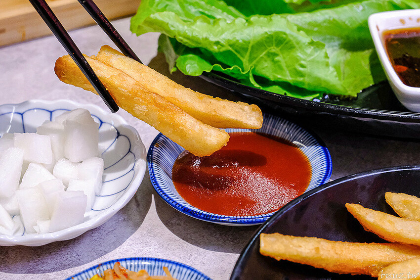 暖心暖胃年糕餃子鍋，親水河畔韓式料理聚餐大口吃豬五花包爽脆生菜，還有滿滿牽絲起司炸雞！